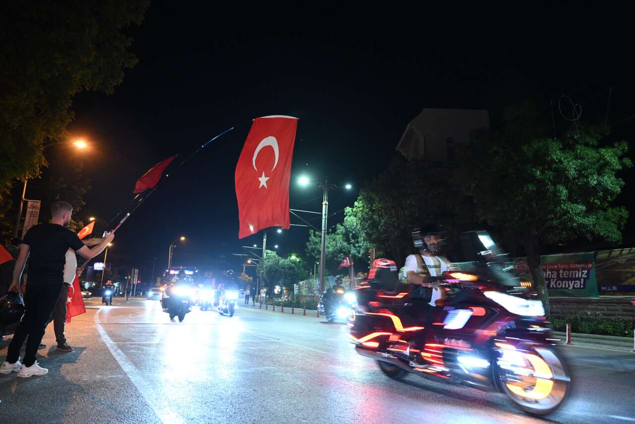 Konya'da 15 Temmuz gecesi! Kılıçarslan Meydanı'na insan seli 33